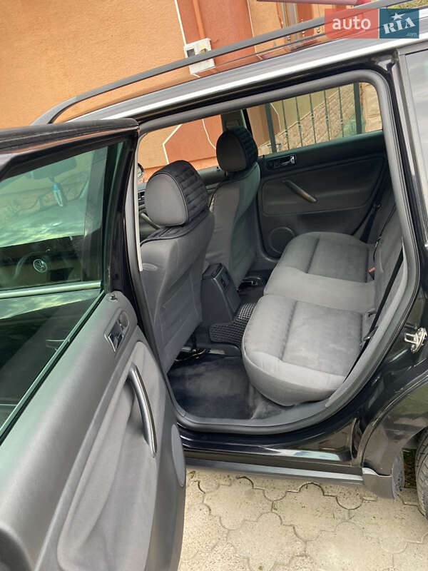 Універсал Volkswagen Passat 2004 в Ужгороді