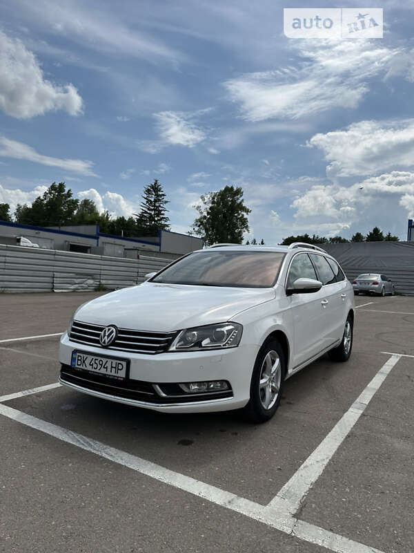 Універсал Volkswagen Passat 2011 в Рівному