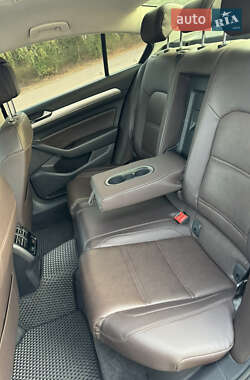 Седан Volkswagen Passat 2015 в 