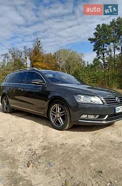 Універсал Volkswagen Passat 2011 в Житомирі