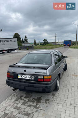 Седан Volkswagen Passat 1989 в Ровно