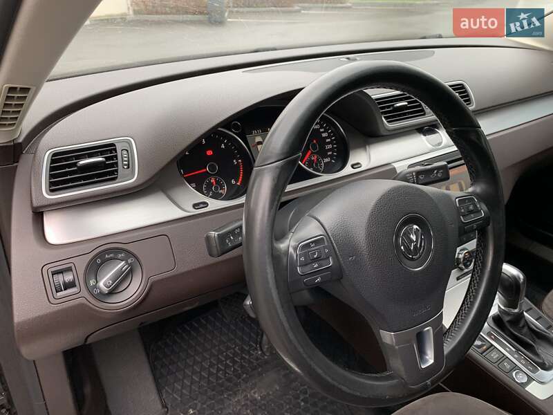 Седан Volkswagen Passat 2012 в Днепре