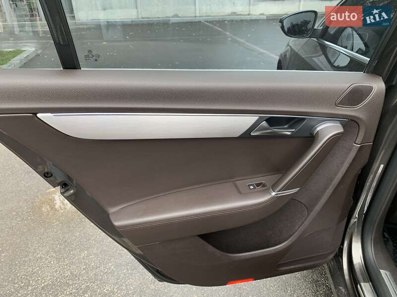 Седан Volkswagen Passat 2012 в Днепре