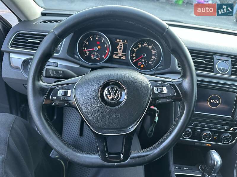 Седан Volkswagen Passat 2017 в Черновцах