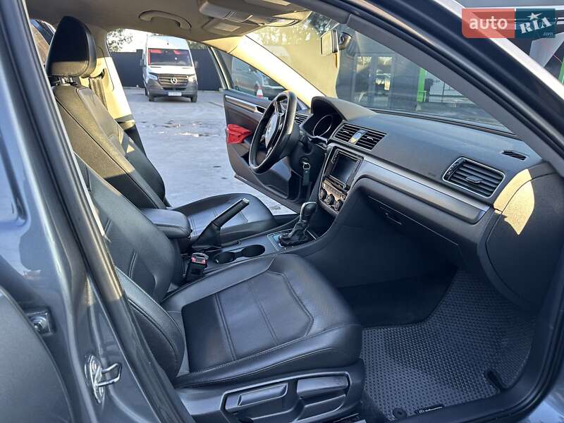 Седан Volkswagen Passat 2017 в Черновцах