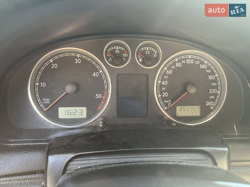 Універсал Volkswagen Passat 2002 в Києві