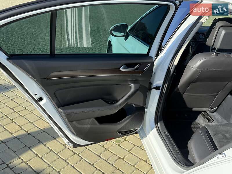 Седан Volkswagen Passat 2016 в Одессе