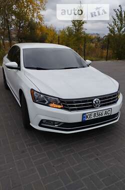 Седан Volkswagen Passat 2015 в Днепре