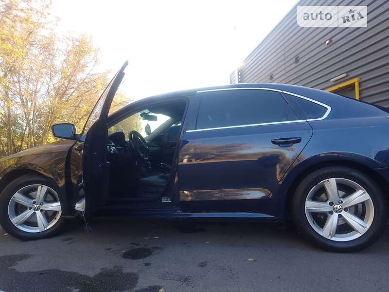 Седан Volkswagen Passat 2012 в Киеве