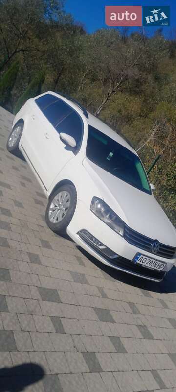 Універсал Volkswagen Passat 2012 в Воловцю
