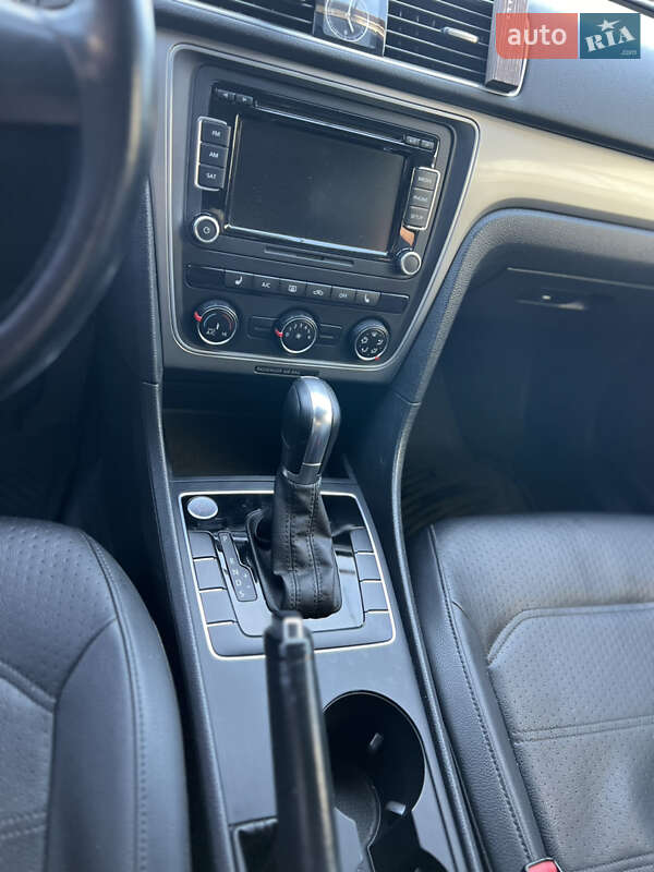 Седан Volkswagen Passat 2015 в Львове