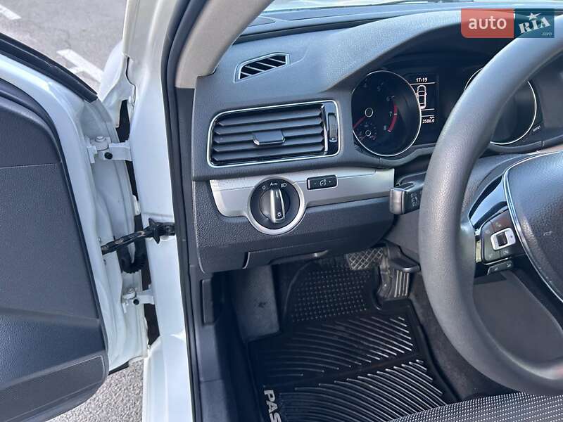 Седан Volkswagen Passat 2016 в Києві