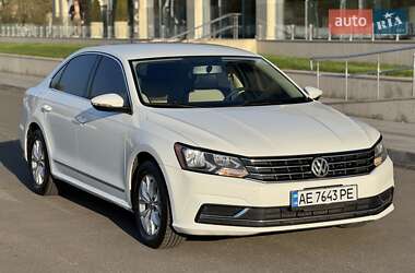 Седан Volkswagen Passat 2016 в Днепре