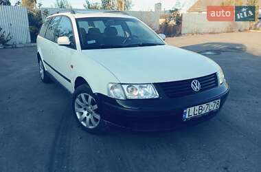 Універсал Volkswagen Passat 1998 в Рокитному