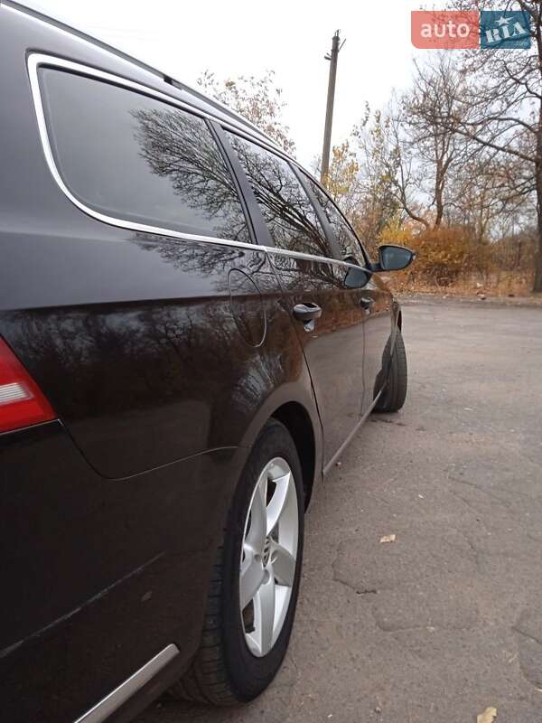 Універсал Volkswagen Passat 2012 в Дніпрі