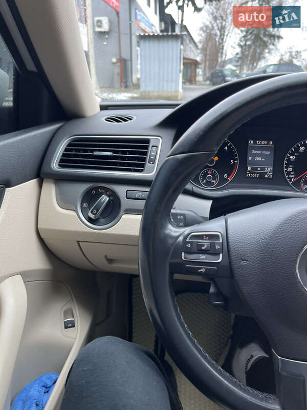 Седан Volkswagen Passat 2014 в Чернівцях