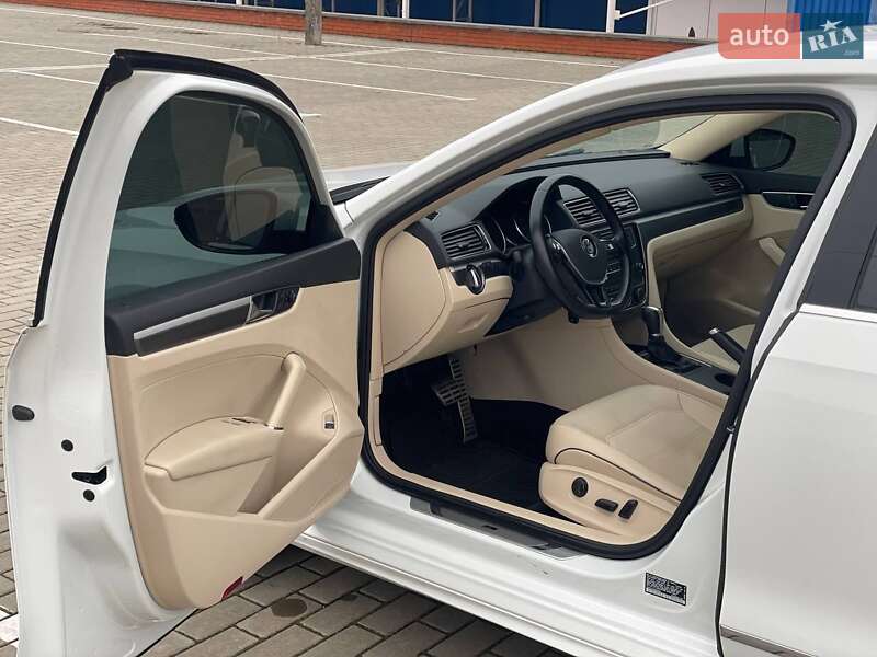 Седан Volkswagen Passat 2017 в Ромнах
