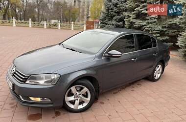 Седан Volkswagen Passat 2012 в Харкові