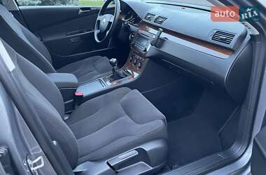 Седан Volkswagen Passat 2006 в Сарнах