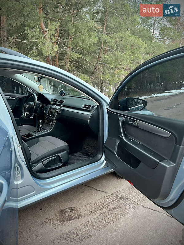 Універсал Volkswagen Passat 2011 в Конотопі