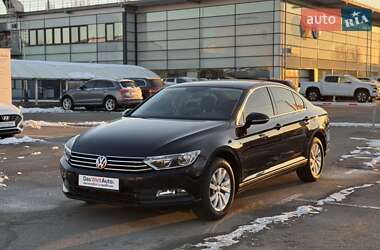 Седан Volkswagen Passat 2018 в Киеве