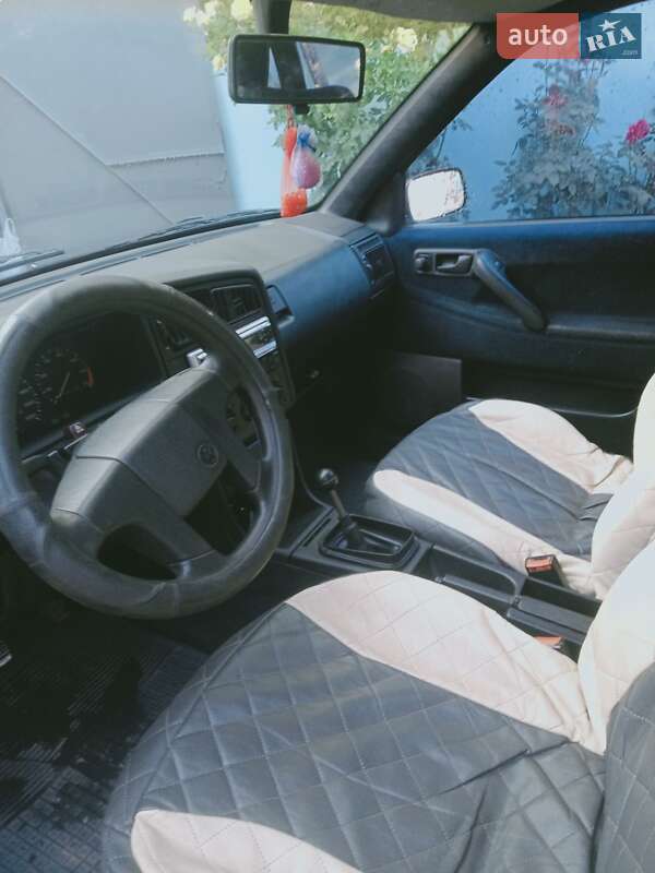 Седан Volkswagen Passat 1992 в Иваничах