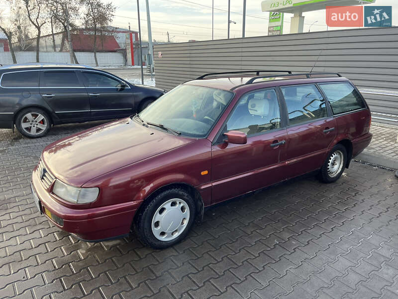 Універсал Volkswagen Passat 1994 в Житомирі