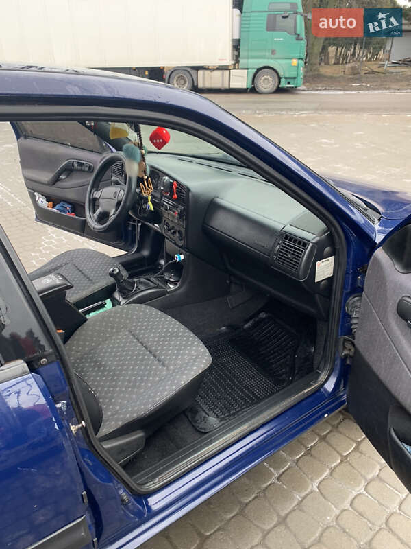 Седан Volkswagen Passat 1996 в Львові