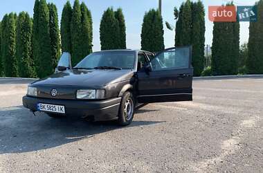 Седан Volkswagen Passat 1990 в Дубні