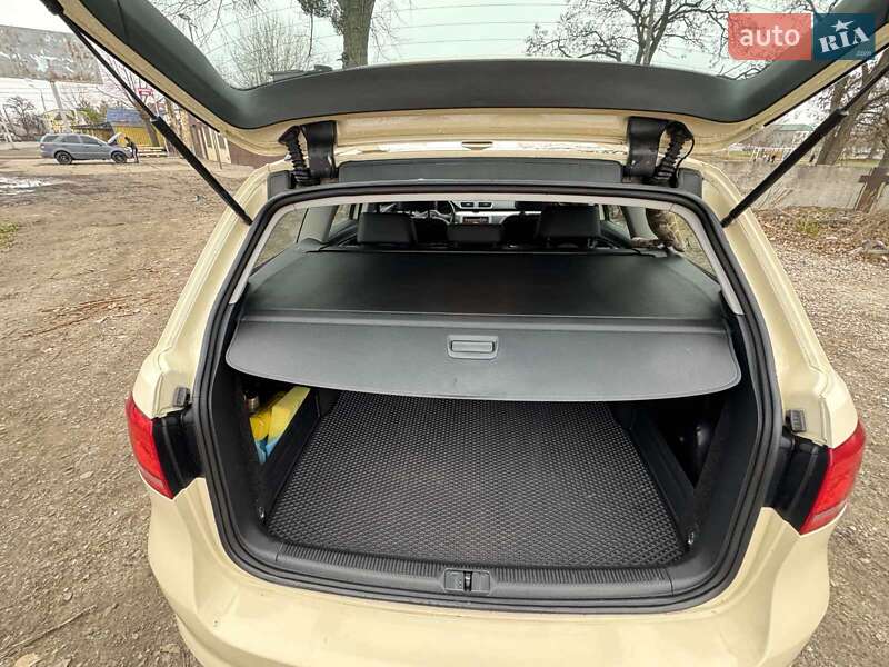 Універсал Volkswagen Passat 2011 в Дніпрі