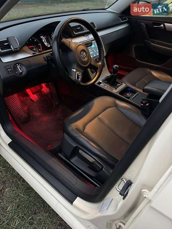 Універсал Volkswagen Passat 2011 в Дніпрі
