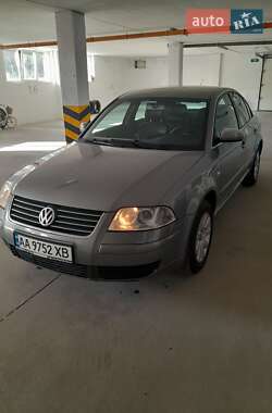 Седан Volkswagen Passat 2002 в Києві