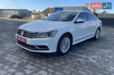 Седан Volkswagen Passat 2016 в Ужгороді