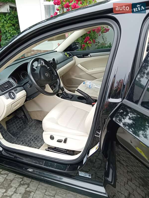 Седан Volkswagen Passat 2013 в Чернівцях