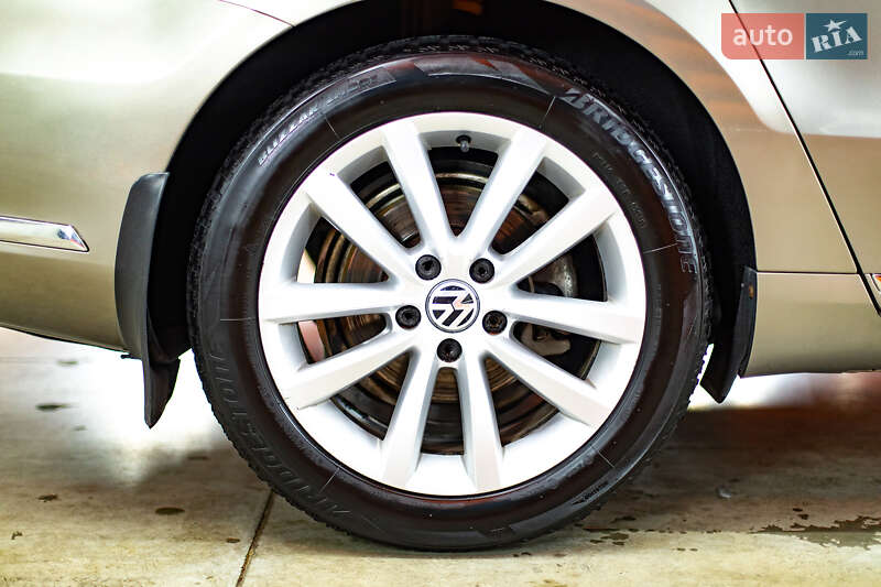 Седан Volkswagen Passat 2012 в Киеве