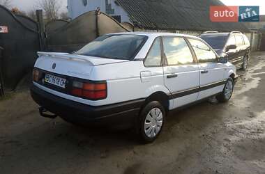 Седан Volkswagen Passat 1988 в Новояворівську