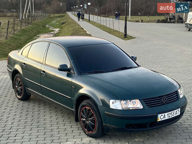 Седан Volkswagen Passat 1999 в Голубином