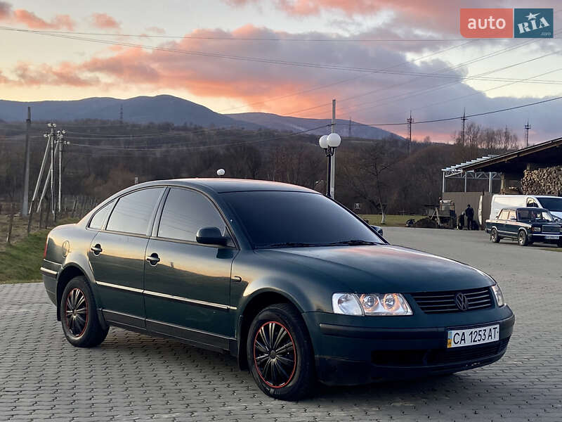 Седан Volkswagen Passat 1999 в Голубином