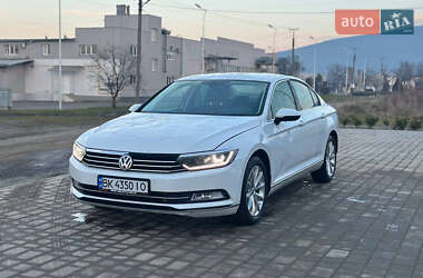 Седан Volkswagen Passat 2016 в Виноградові