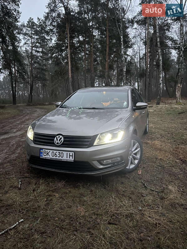 Седан Volkswagen Passat 2012 в Сарнах