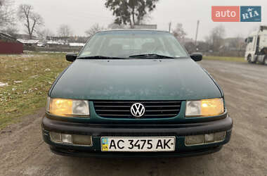 Седан Volkswagen Passat 1995 в Любомле