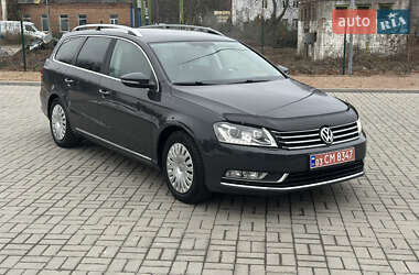 Універсал Volkswagen Passat 2012 в Житомирі