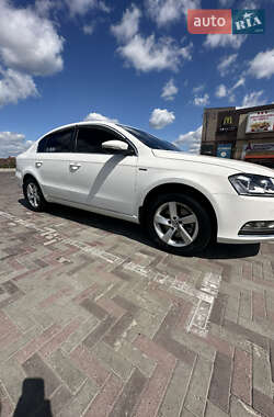 Седан Volkswagen Passat 2011 в Харкові