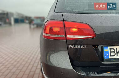 Універсал Volkswagen Passat 2011 в Рівному