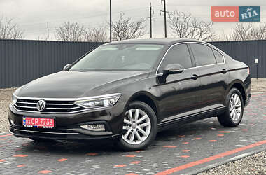 Седан Volkswagen Passat 2020 в Береговому