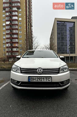 Седан Volkswagen Passat 2013 в Харкові