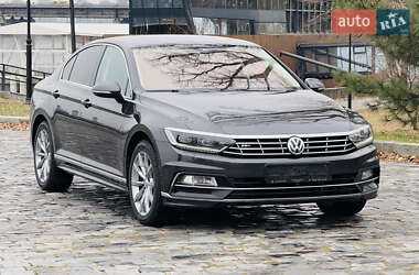 Седан Volkswagen Passat 2018 в Киеве