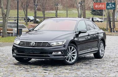 Седан Volkswagen Passat 2018 в Киеве