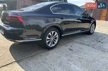 Седан Volkswagen Passat 2016 в Киеве