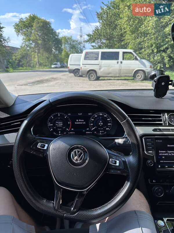 Седан Volkswagen Passat 2016 в Києві